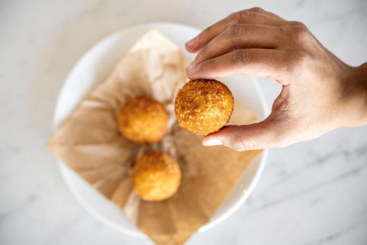 Hotel Costanero MGallery Montevideo Esterno foto A hand holding a yuca ball